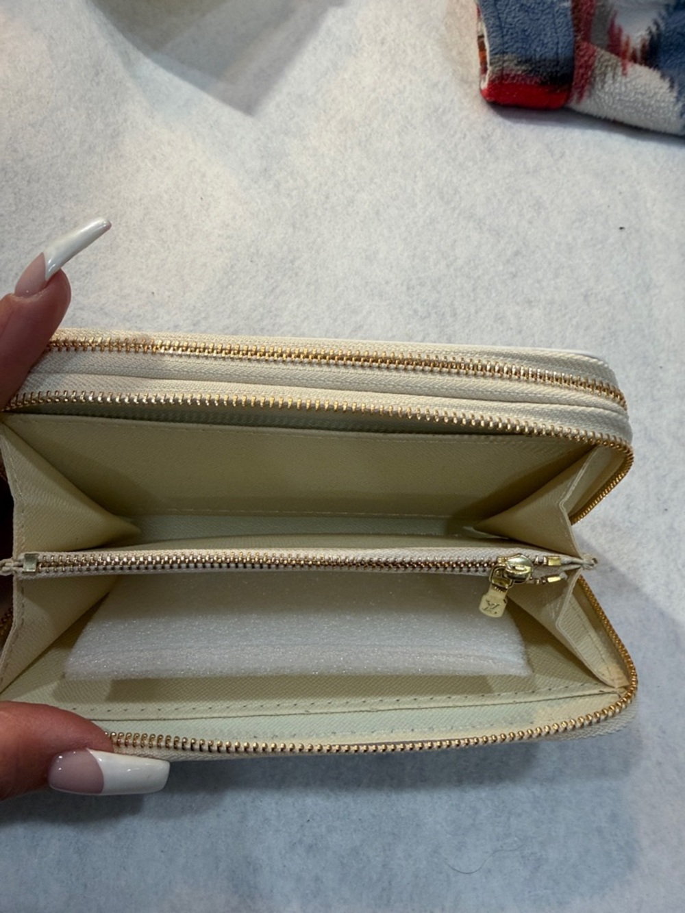 Lv Damier Azur double Zip Around Wallet - White/Gray - Picture 4 of 11
